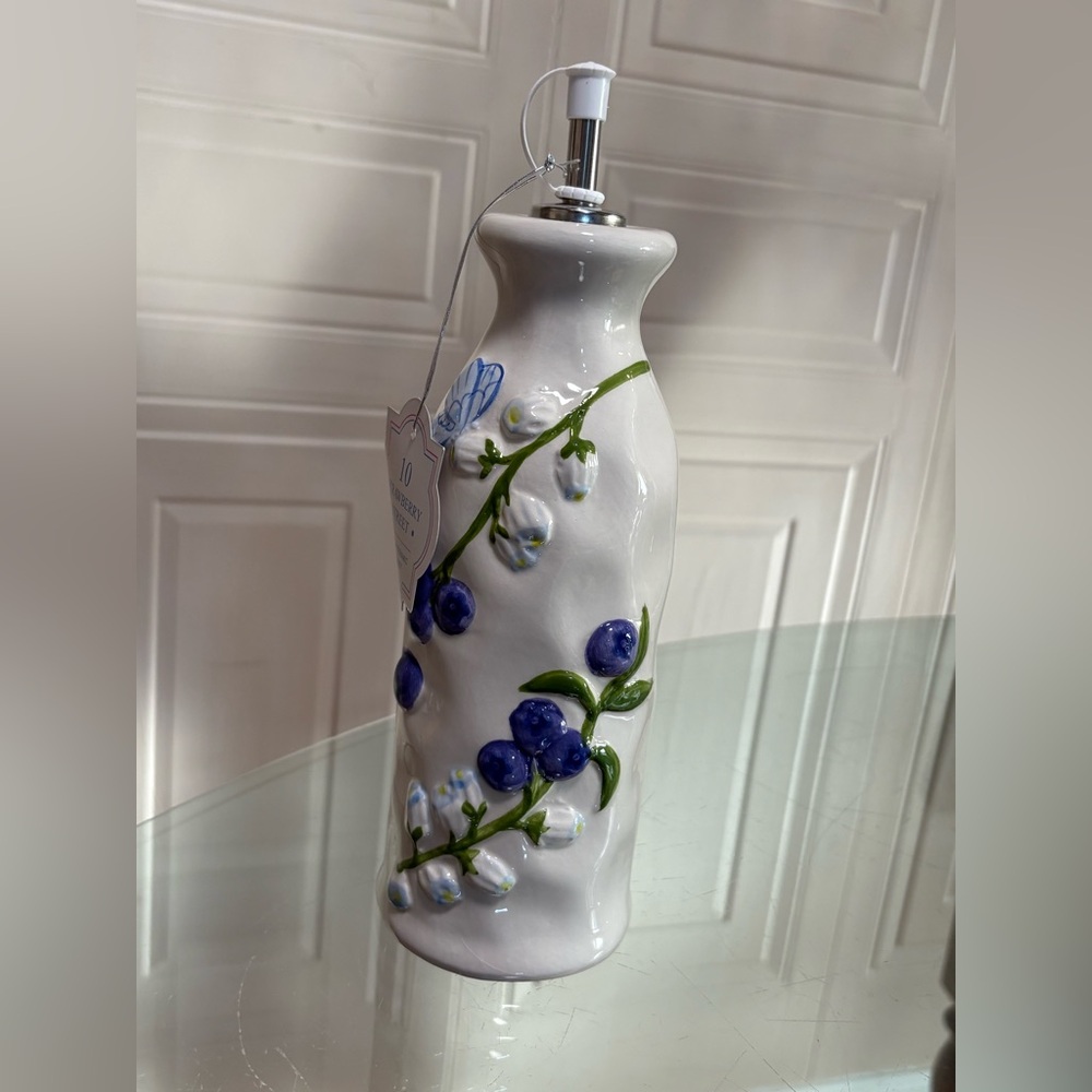 Beautiful  Oil & Vinegar Dispenser 20oz.  Glass Kitchen Bottle Strawberry Street